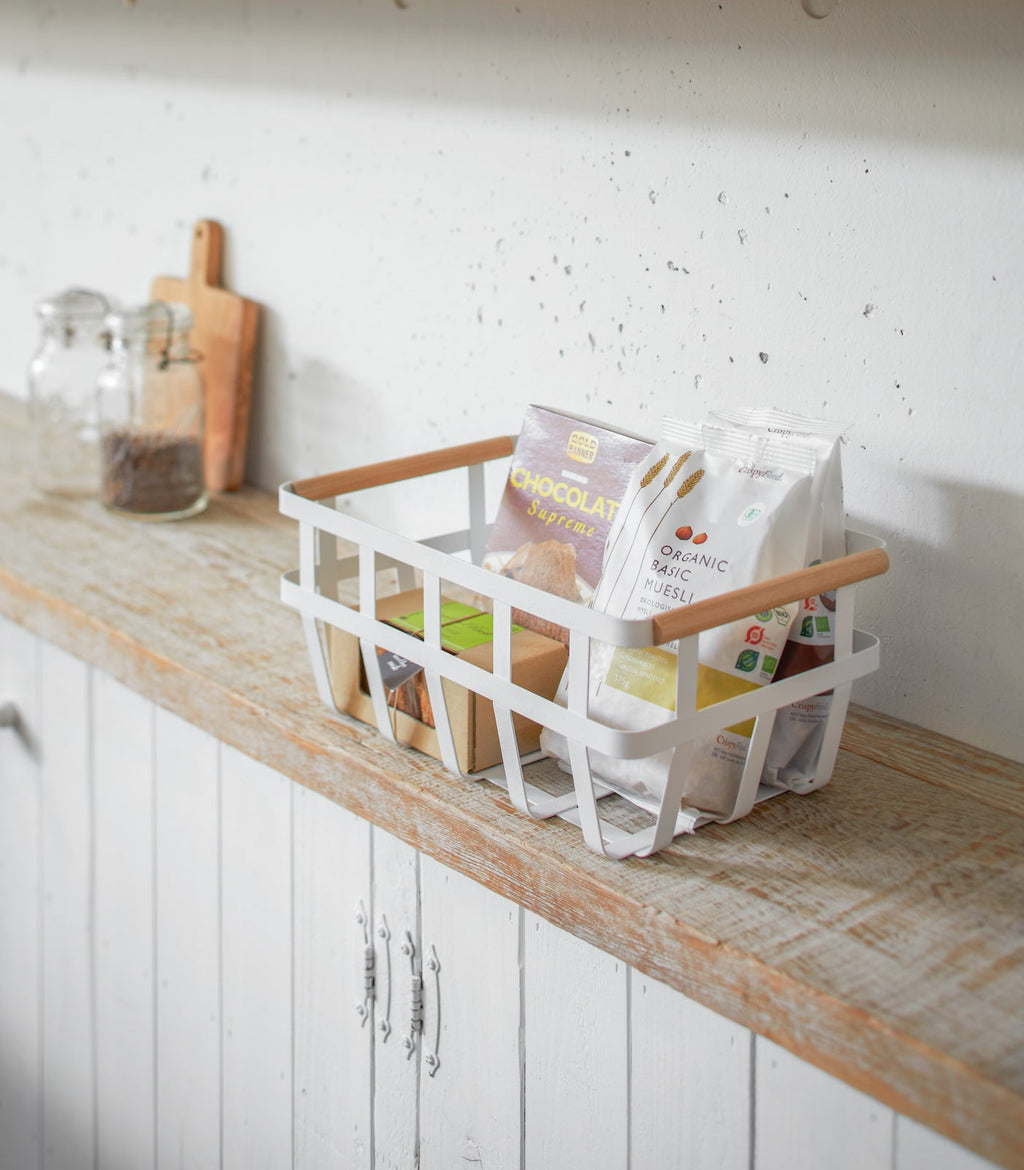 Panier Tosca blanc sur une étagère ; objets de présentation non inclus.