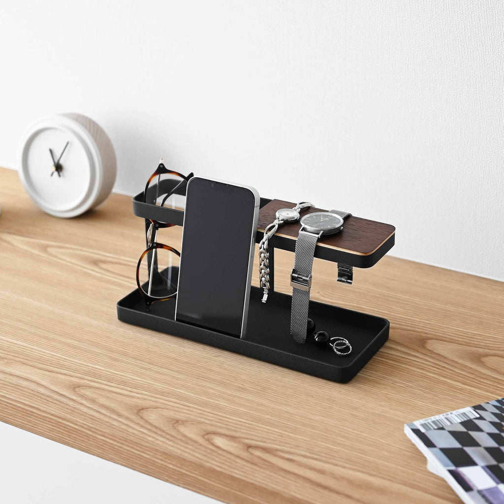 Organiseur de bureau Tower en acier, coloris noir, mise en situation ; objets non inclus.
