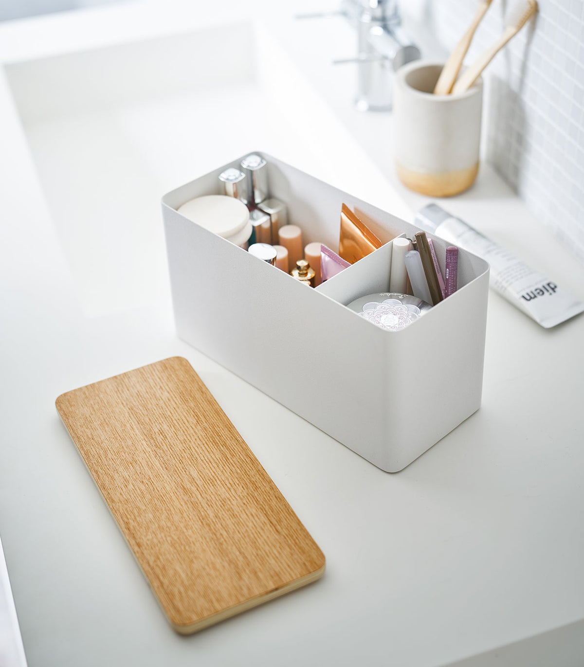 Boîte de rangement Rin en acier et bois, coloris blanc, mise en situation ; objets non inclus.