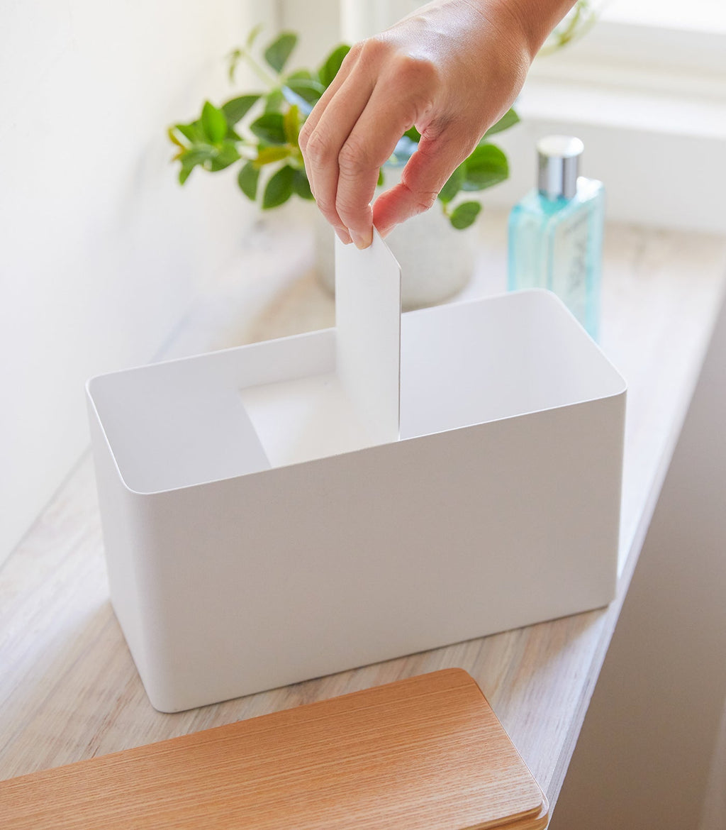 Boîte de rangement Rin en acier et bois, coloris blanc, détail du produit.