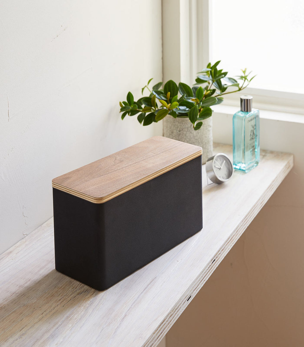 Boîte de rangement Rin en acier et bois, coloris noir, mise en situation ; objets non inclus.
