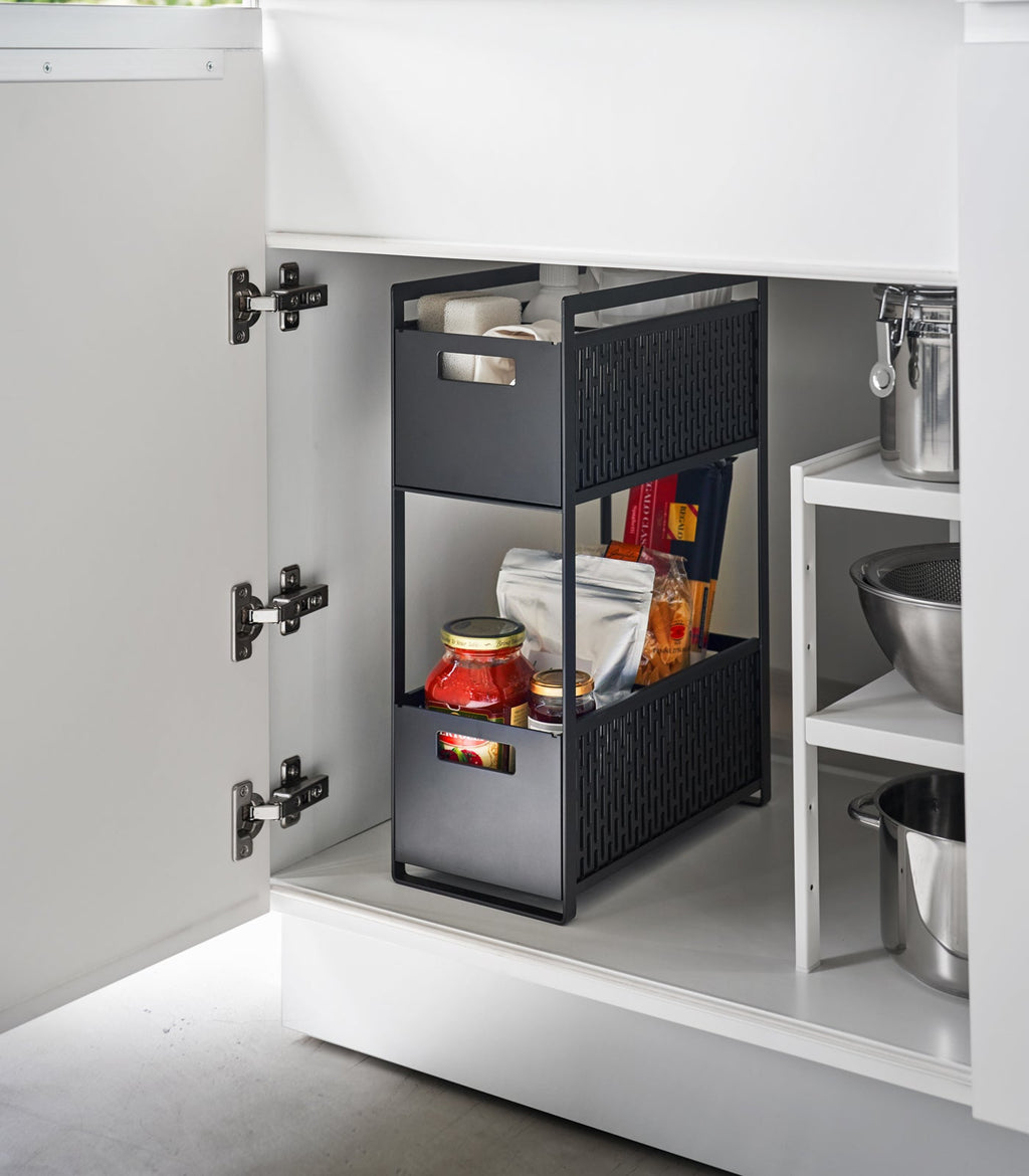 Panier de rangement double niveau Tower, coloris noir, mise en situation ; objets non inclus.