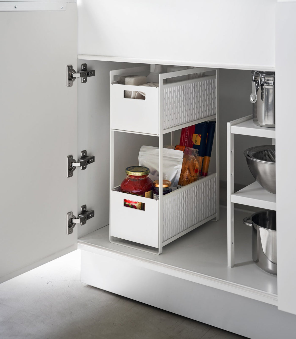 Panier de rangement double niveau Tower, coloris blanc, mise en situation ; objets non inclus.
