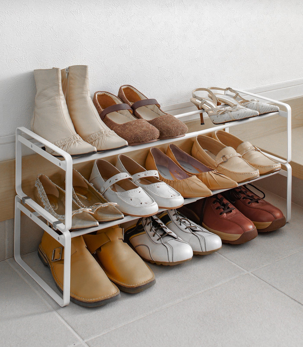 Étagère à chaussures Frame extensible et empilable, coloris blanc, mise en situation ; objets non inclus.