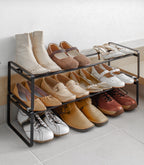 Étagère à chaussures Frame extensible et empilable, coloris noir, mise en situation ; objets non inclus.