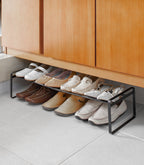Étagère à chaussures Frame extensible et empilable, coloris noir, détail du produit.