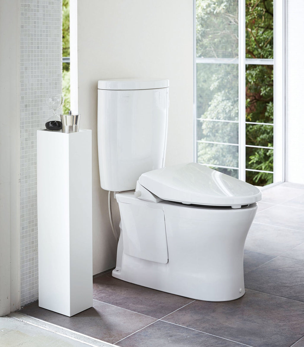 Organiseur de toilettes Tower en acier, coloris blanc, mise en situation ; objets non inclus.