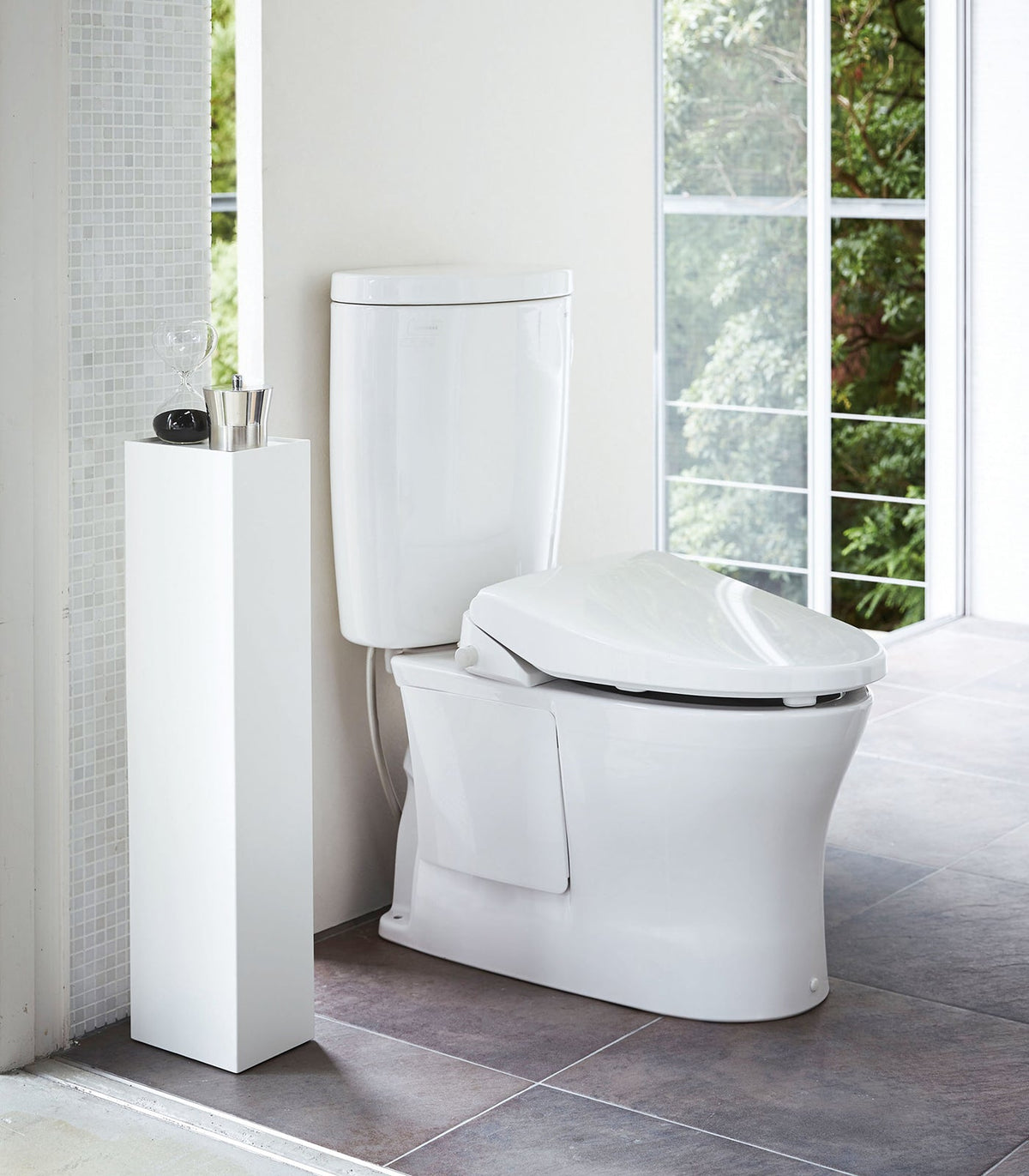 Organiseur de toilettes Tower en acier, coloris blanc, mise en situation ; objets non inclus.
