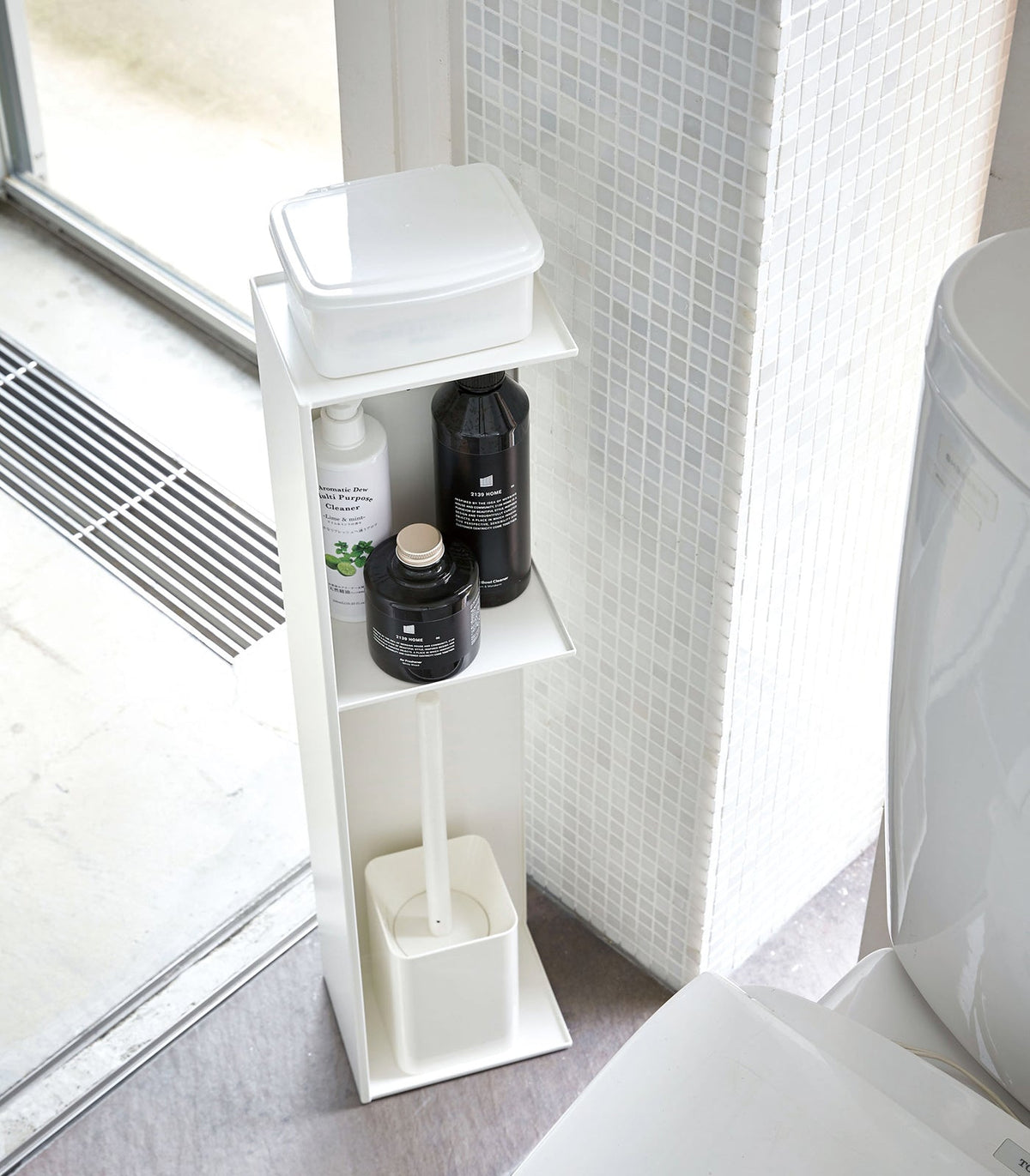 Organiseur de toilettes Tower en acier, coloris blanc, détail du produit.