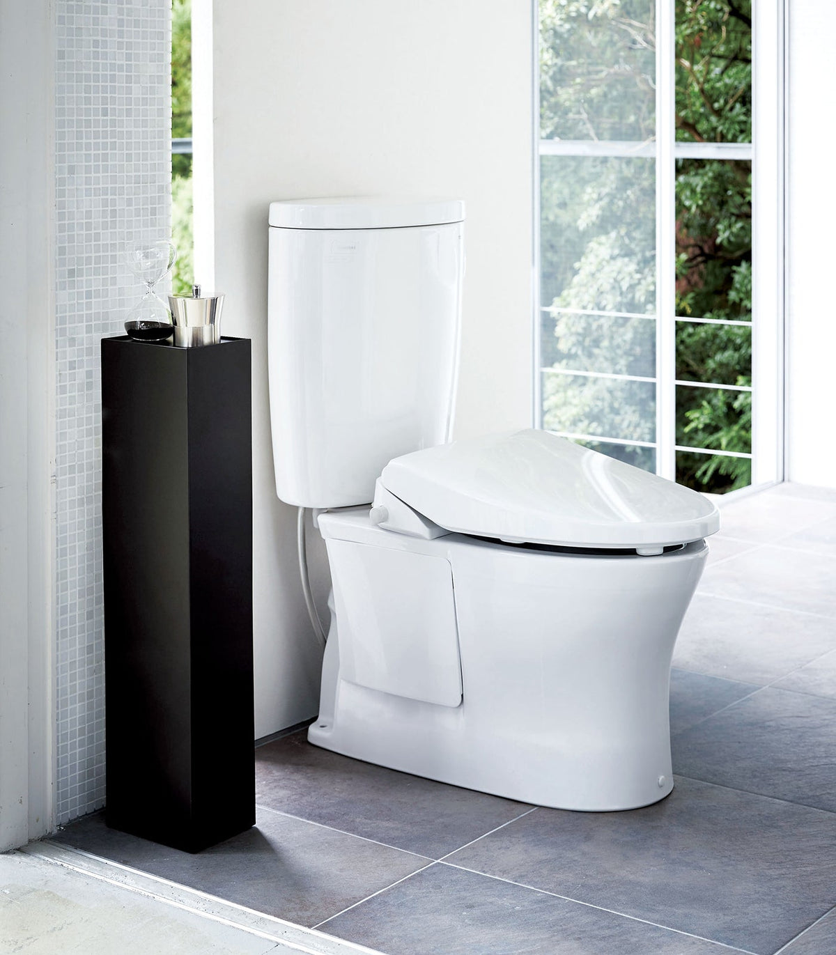 Organiseur de toilettes Tower en acier, coloris noir, mise en situation ; objets non inclus.