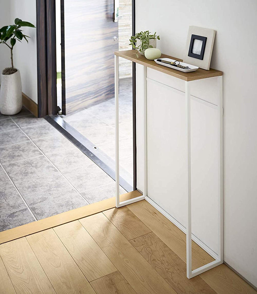 Console d’entrée étroite Tower avec crochets, coloris blanc, mise en situation ; objets non inclus.