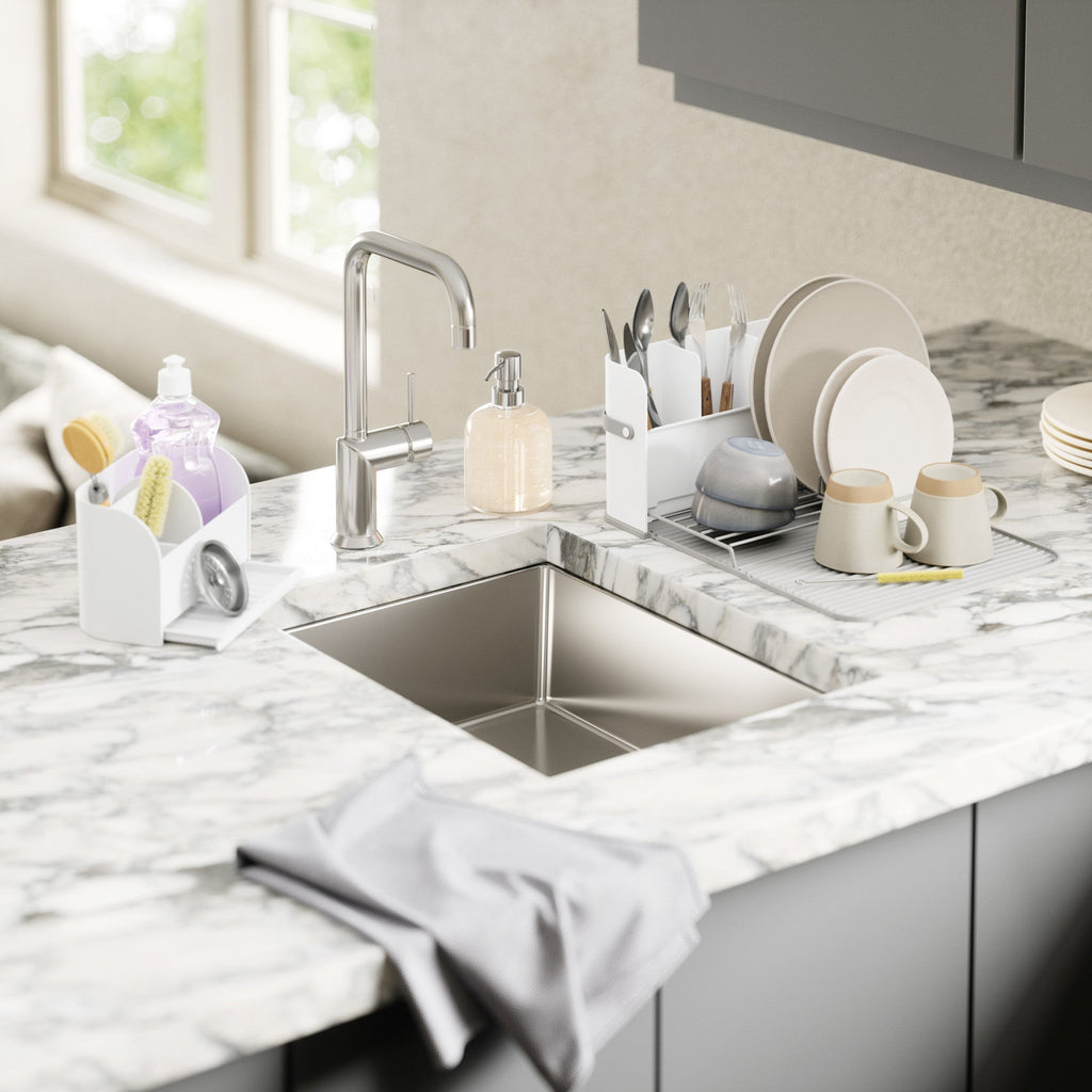 Organiseur d’évier Sling avec distributeur de savon, option Blanc ; détail du produit.