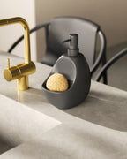 Distributeur de savon Joey avec éponge grattoir, option Noir ; mise en situation ; objets non inclus.
