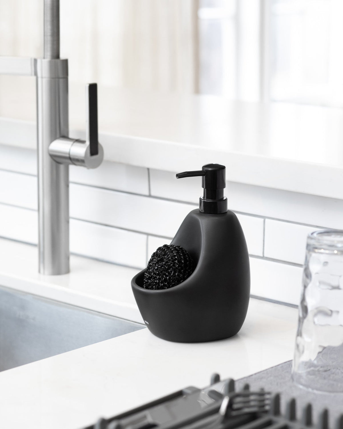 Distributeur de savon Joey avec éponge grattoir, option Noir ; détail du produit.