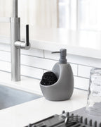 Distributeur de savon Joey avec éponge grattoir, option Anthracite ; mise en situation ; objets non inclus.