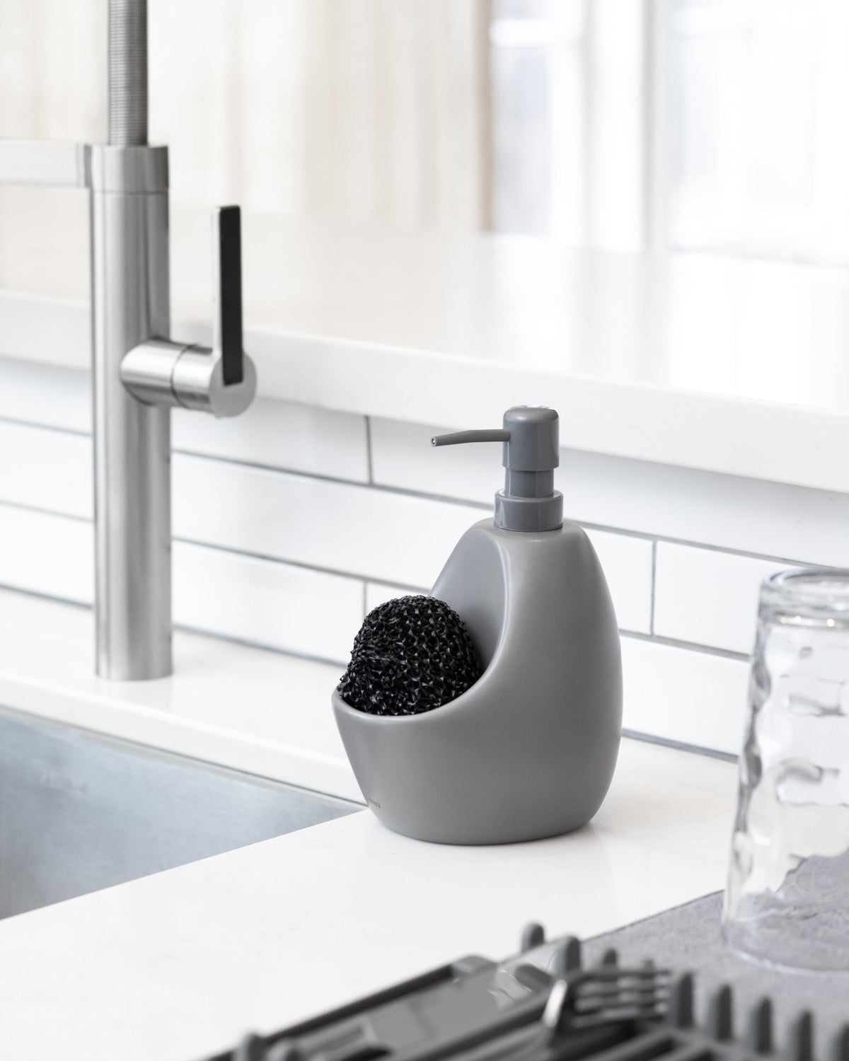 Distributeur de savon Joey avec éponge grattoir, option Anthracite ; mise en situation ; objets non inclus.