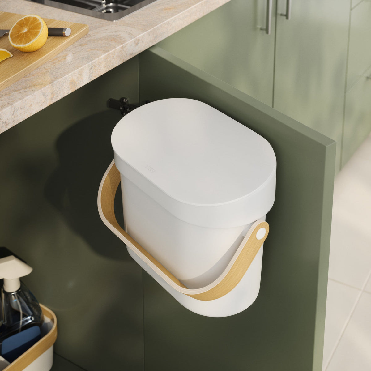 Bac à compost de comptoir Bellwood – 4 L, option Blanc-naturel ; mise en situation ; objets non inclus.