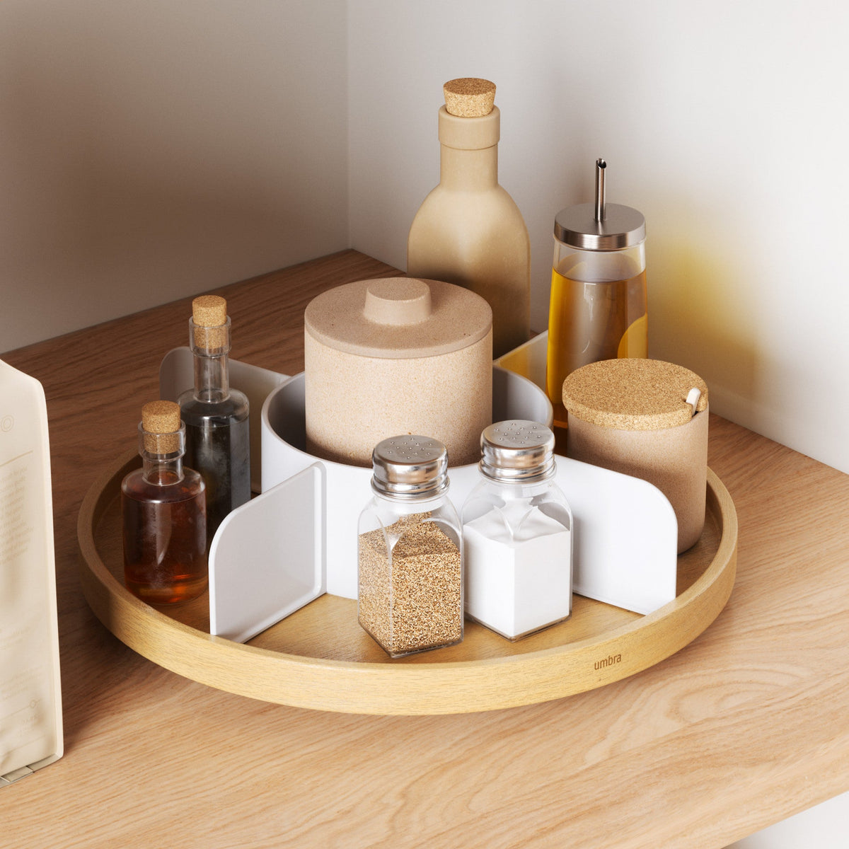 Plateau tournant compartimenté Bellwood, option Blanc-naturel ; mise en situation ; objets non inclus.