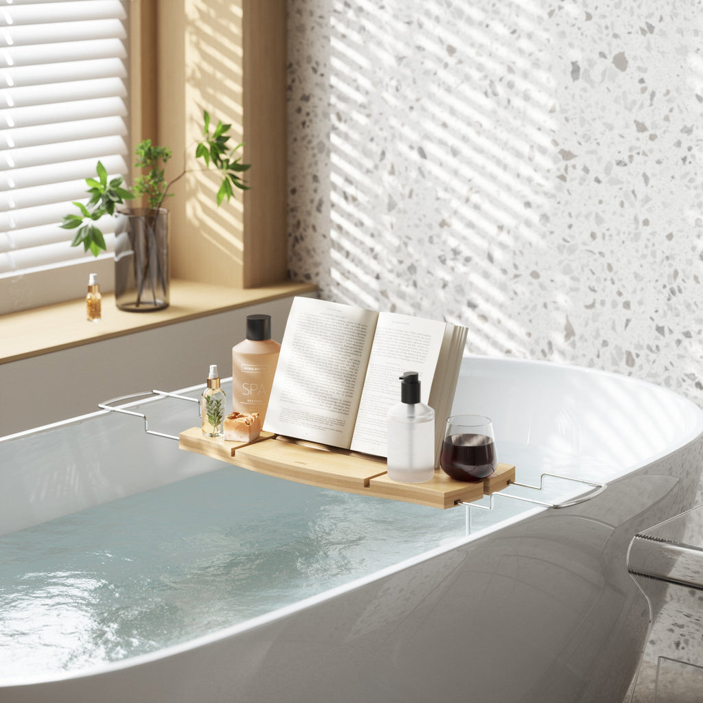 Plateau de baignoire extensible Aquala, option Naturel ; mise en situation ; objets non inclus.