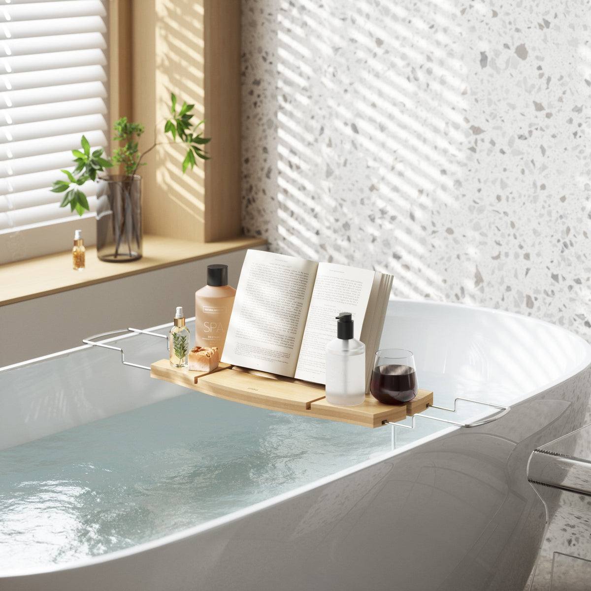 Plateau de baignoire extensible Aquala, option Naturel ; mise en situation ; objets non inclus.